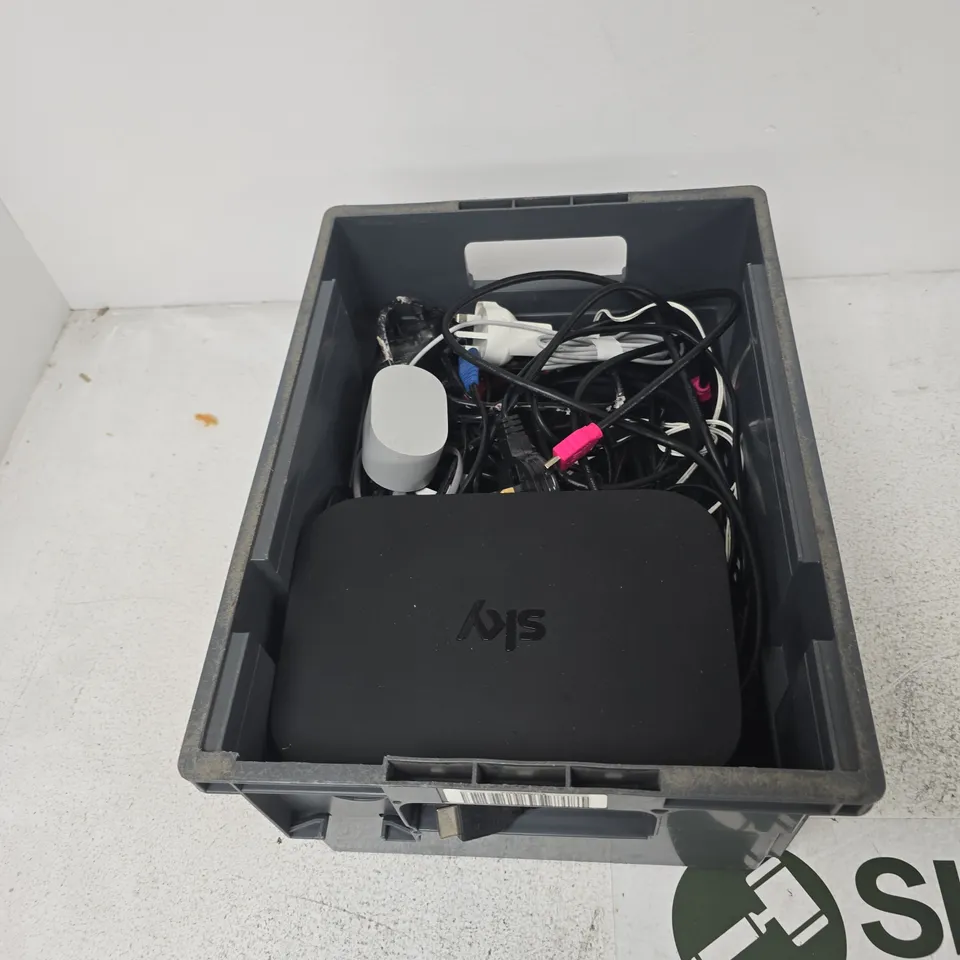 TOTE OF APPROXIMATELY 12 ASSORTED ITEMS TO INCLUDE: BT ROUTER