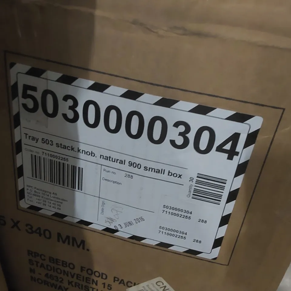 BOX CONTAINING A VERY LARGE QUANTITY OF BRAND NEW PLASTIC FOOD TRAYS