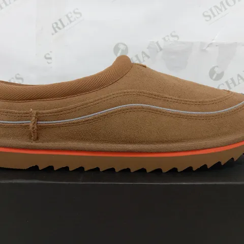 BOXED PAIR OF UGG BOOTS TASMAN CALI WAVE TAN SLIPPERS - UK 9