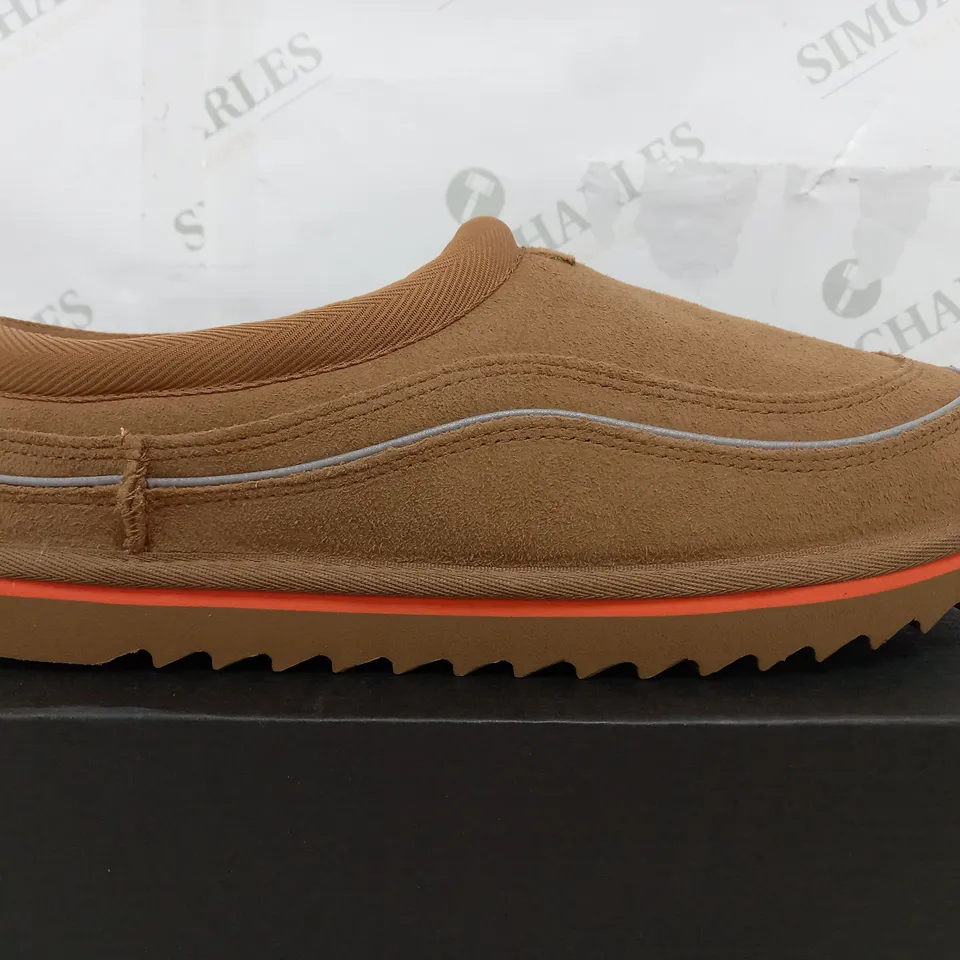 BOXED PAIR OF UGG BOOTS TASMAN CALI WAVE TAN SLIPPERS - UK 9 