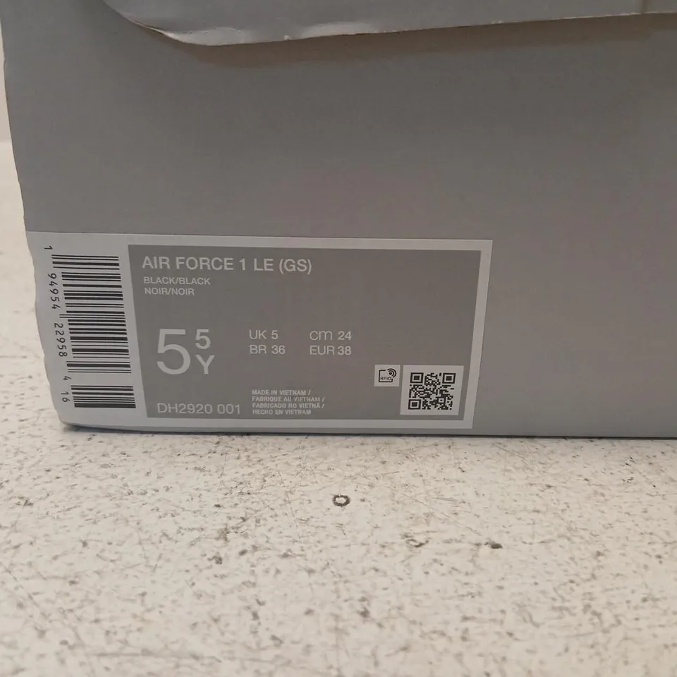 NIKE AIR FORCE 1 LE (GS) BLACK SNEAKERS – UK5