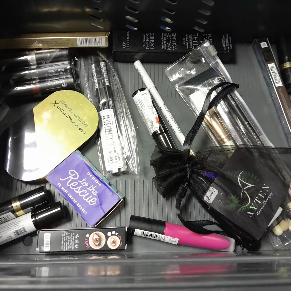 LOT OF ASSORTED MAKEUP AND BEAUTY ITEMS TO INCLUDE NO7 FOUNDATION, E.L.F PUTTY AND HUDA BEAUTY SETTING POWDER