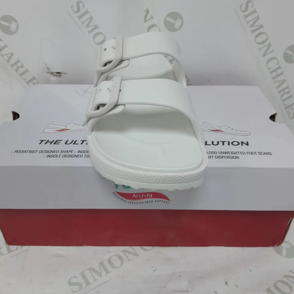 BOXED PAIR OF SKECHERS ARCH FIT FOAMIES SLIDE SANDALS IN WHITE SIZE 4