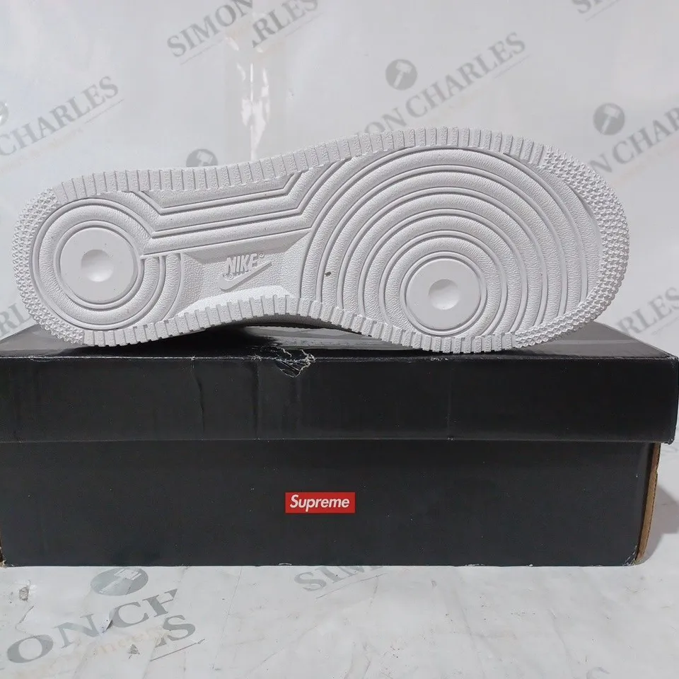 BOXED PAIR OF SUPREME/NIKE AIR FORCE 1 SHOES IN WHITE UK SIZE 6