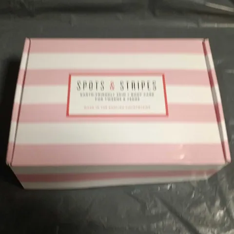 BOXED SPOTS AND STRIPES BODY CARE SET