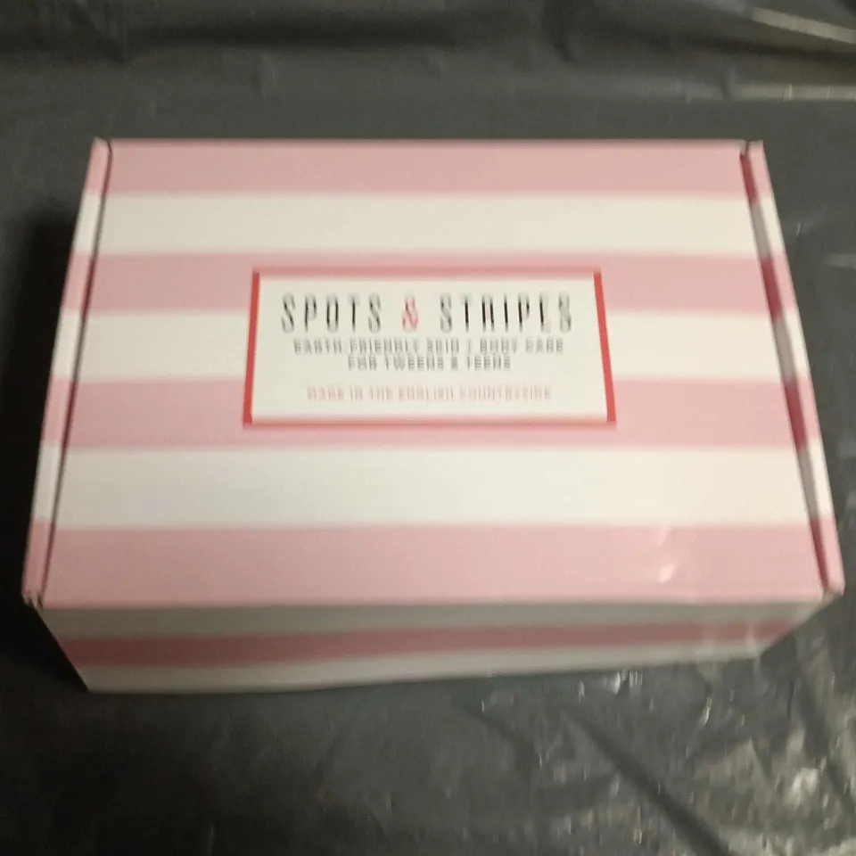 BOXED SPOTS AND STRIPES BODY CARE SET