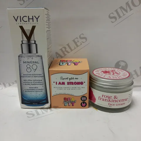 LOT OF 3 ASSORTED BEAUTY PRODUCTS TO INCLUDE VICHY MINERAL 89 DAILY BOOSTER SERUM, MALLOWS BEAUTY PINEAPPLE & MANGO ENZYME PEEL MASK, BOXWORTH BOTANICALS ROSE & FRANKINCENSE FACE CREAM