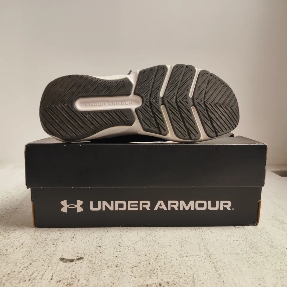 BOXED PAIR OF UNDER ARMOUR TRAINERS IN BLACK/WHITE SIZE UK 4.5