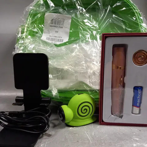 BOX OF APPROXIMATELY 10 ASSORTED ITEMS TO INCLUDE - BELL HOWELL PHONE HOLDER - WINDUP TORCH - SIMPLY BEAUTY HAIR REMOVER ETC