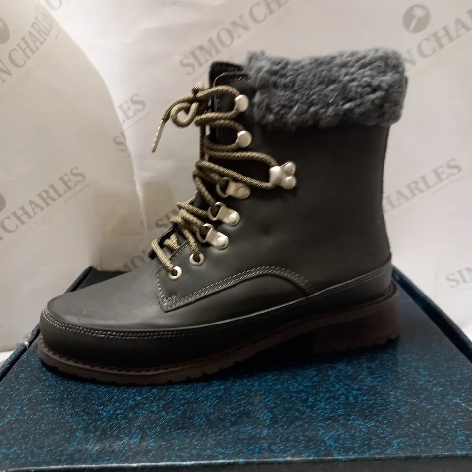 EMU AUSTRAILIA DARK GREY OKAB WATERPROOF BOOTS - SIZE 6