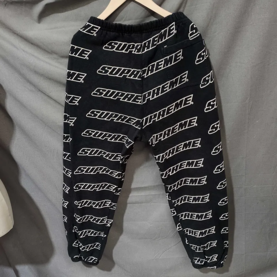 SUPREME ALL-OVER PRINT HOODIE & JOGGERS SET – BLACK SIZE M 