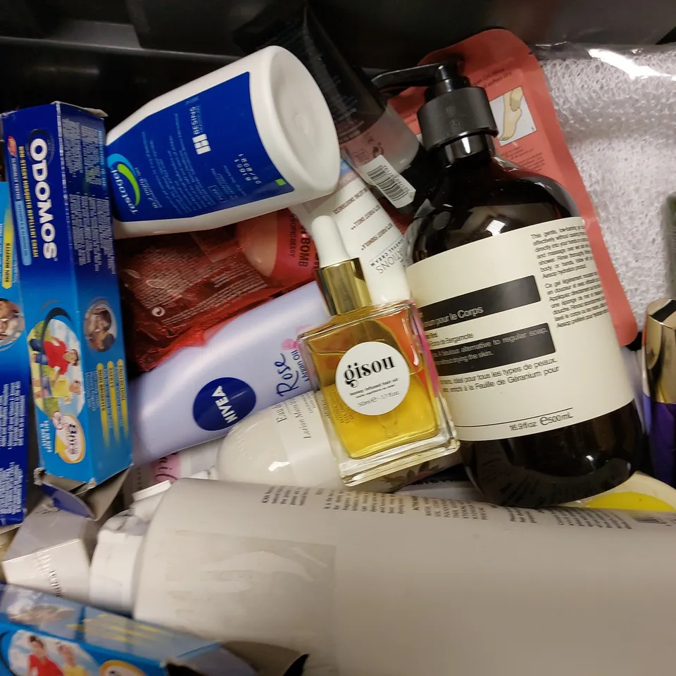 BOX OF APPROX 20 COSMETIC ITEMS TO INCLUDE VASELINE BODY LOTION, GLIMBAX MOUTH AND THROAT RINSE, LACURA EYEBROW TRIMMER
