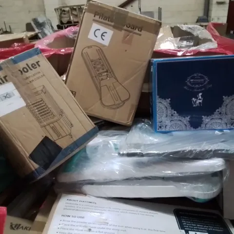 PALLET CONTAINING VARIOUS ASSORTED BOXED HOUSEHOLD ITEMS TO INCLUDE: STONE BATH MAT, AIR COOLER, PILATES BOARD, AND LOTS MORE UNMARKED BOXED ITEMS 