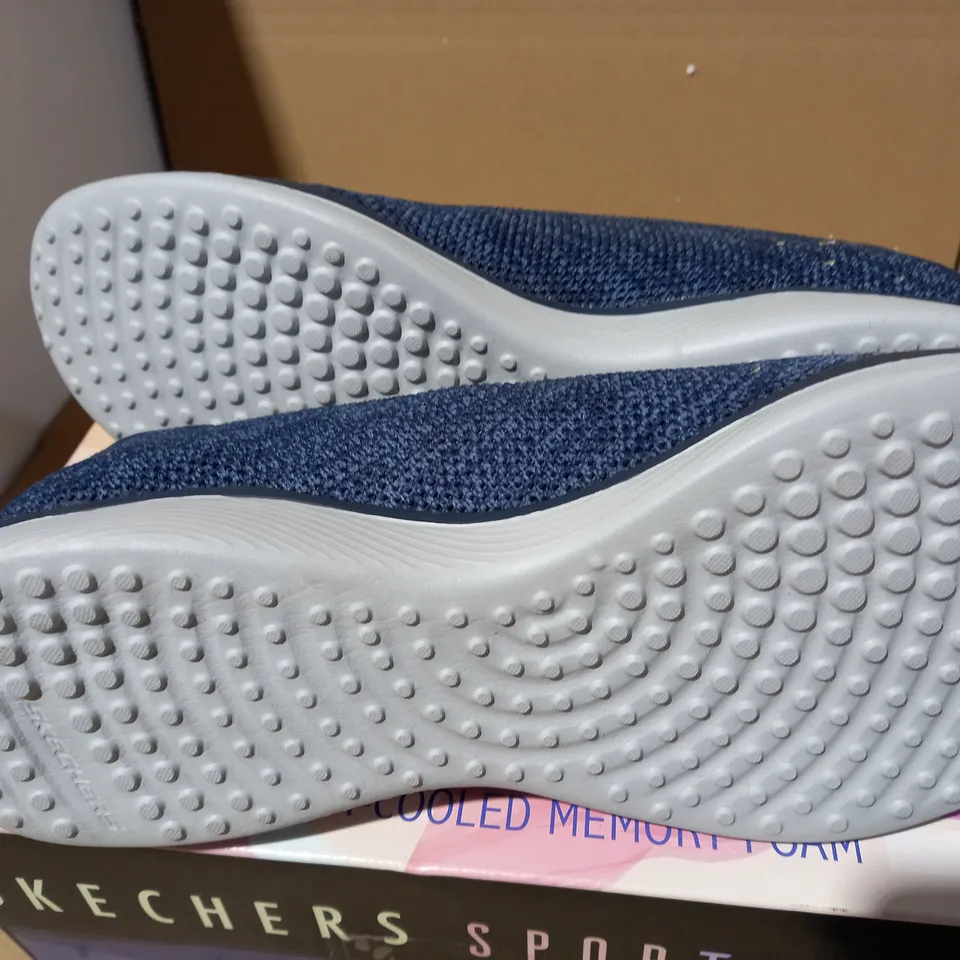 SIZE 5 SKETCHERS MICROBURST PUMP NAVY