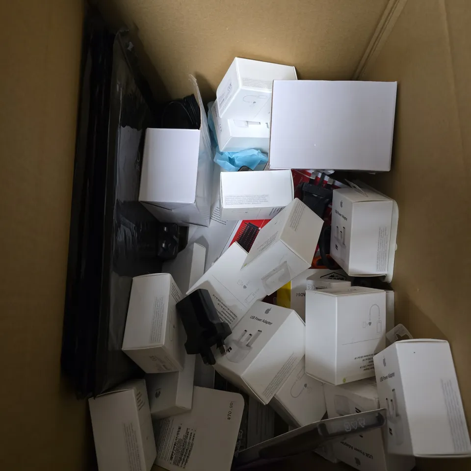 BOX OF APPROX 15 ASSORTED ELECTRICAL ITEMS & ACCESSORIES TO INCLUDE - PHONE CASES - PLUGS - KEYBOARD - ETC