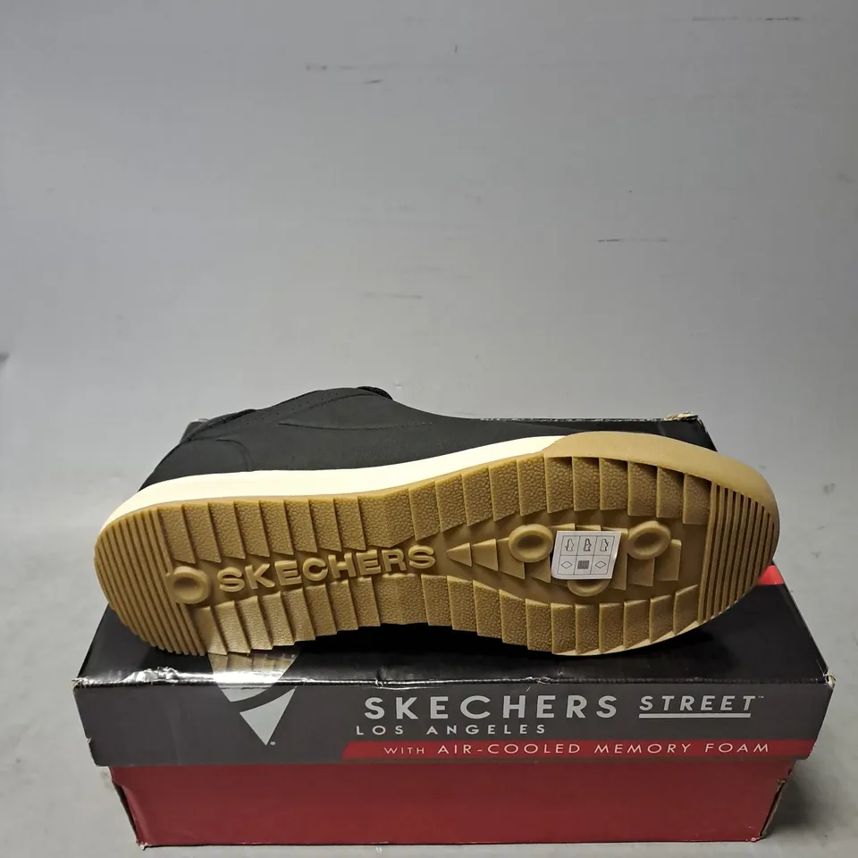 BOXED PAIR OF SKECHERS ZINGER THE ARWEN TRAINERS IN BLACK SIZE 7