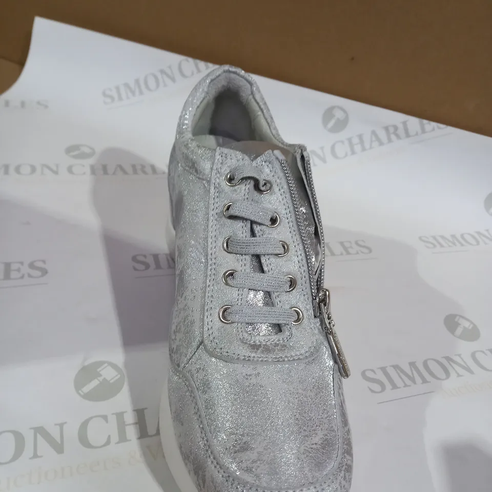 RUTH LANGSFORD WEDGE TRAINER - WHITE  PATENT EFFECT - SIZE 5