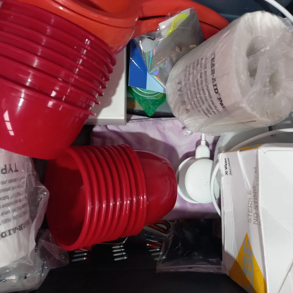 LOT OF APPROXIMATELY 10 ASSORTED HOUSEHOLD ITEMS TO INCLUDE SALTPIPE, PRUNING SHEARS, DUMMY DRONE CAMERA, ETC