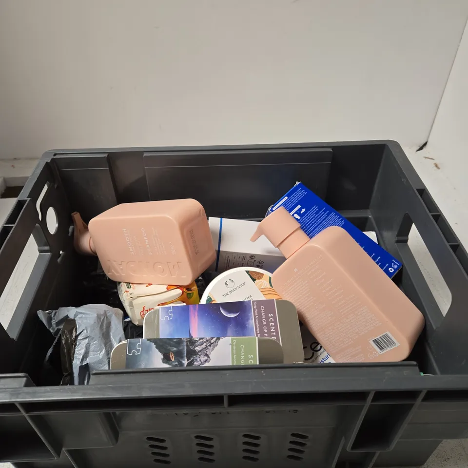 TOTE OF APPROXIMATELY 10 ASSORTED BEAUTY PRODUCTS INCLUDING MONDAY CONDITIONER, SEA MAGIK MILD EXFOLIANT AND MEDICUBE ZERO PORE BLACKHEAD DEEP CLEANSING OIL