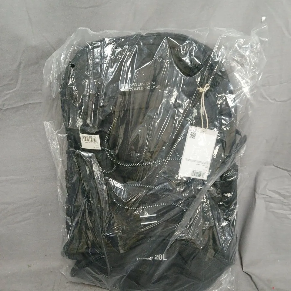 BAGGED MOUNTAIN WAREHOUSE PACE 20L RUCKSACK IN BLACK