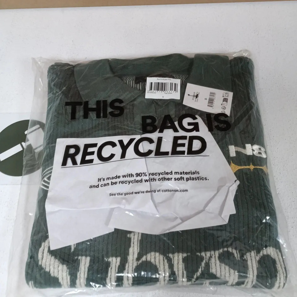 BOX OF APPROXIMATELY 15 ASSORTED CLOTHING ITEMS TO INCLUDE: RUGBY POLO