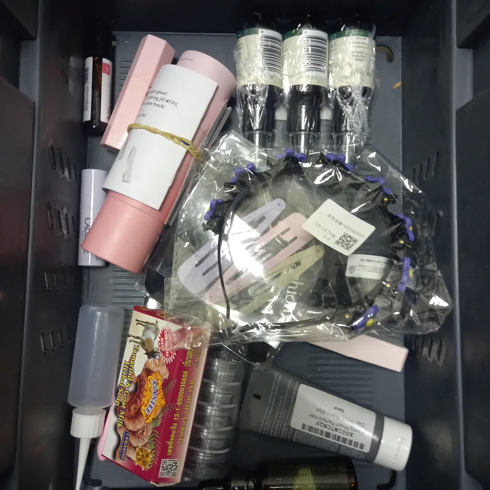 BOX OF APPROXIMATELY 20 COSMETIC ITEMS TO INCLUDE - MADE BY MITCHELL MASCARA - THE BODY SHOP SHOWER GEL - SQUATCH PINE TAR SOAP - ETC