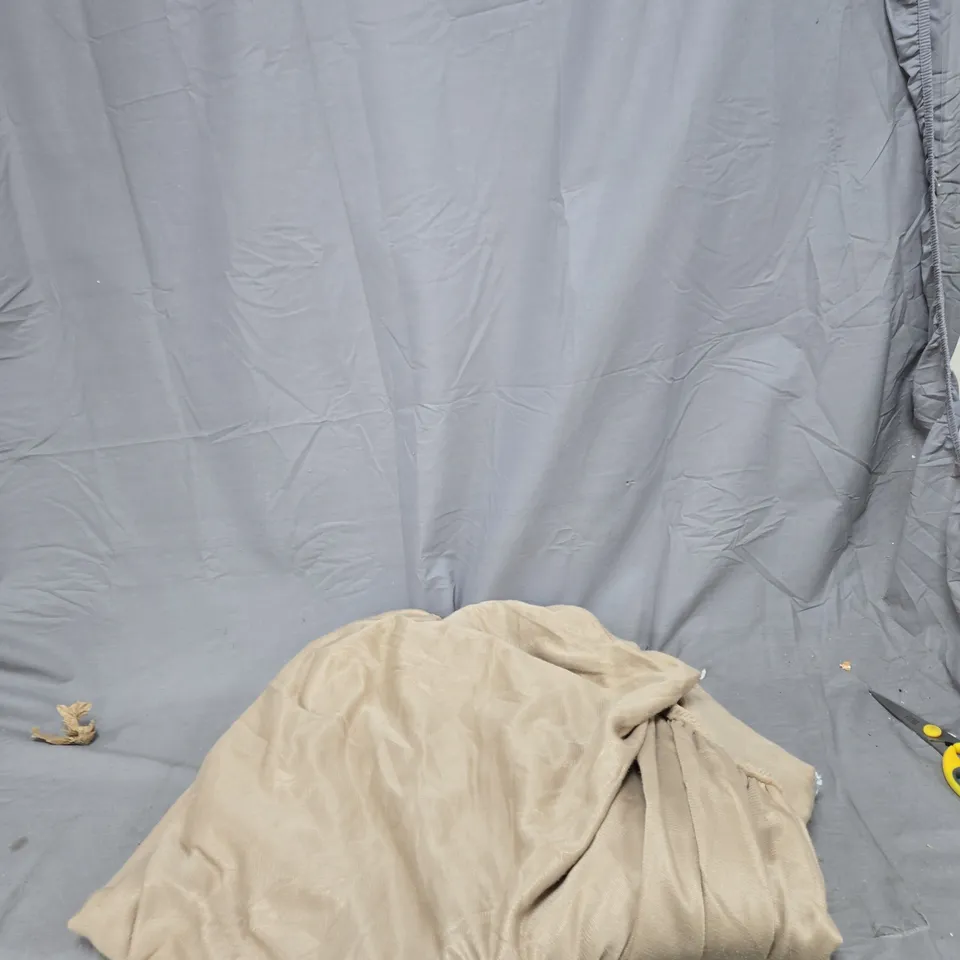 BOX OF APPROXIMATELY 5 ASSORTED ITEMS TO INCLUDE: SOFT THROW AND SOFT ELASTICATED BED SHEET