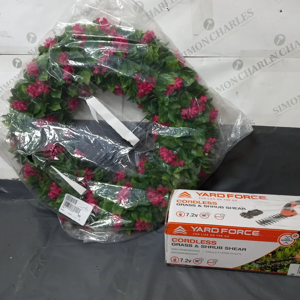 APPROXIMATELY 15 HOUSEHOLD ITEMS TO INCLUDE FESTIVE DECORATIONS AND GARDEN SHEARS