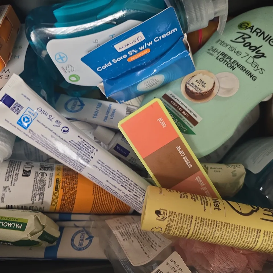 APPROXIMATELY 15 ASSORTED COSMETIC ITEMS INCLUDING VARIOUS MAKES AND BRANDS - COLLECTION ONLY