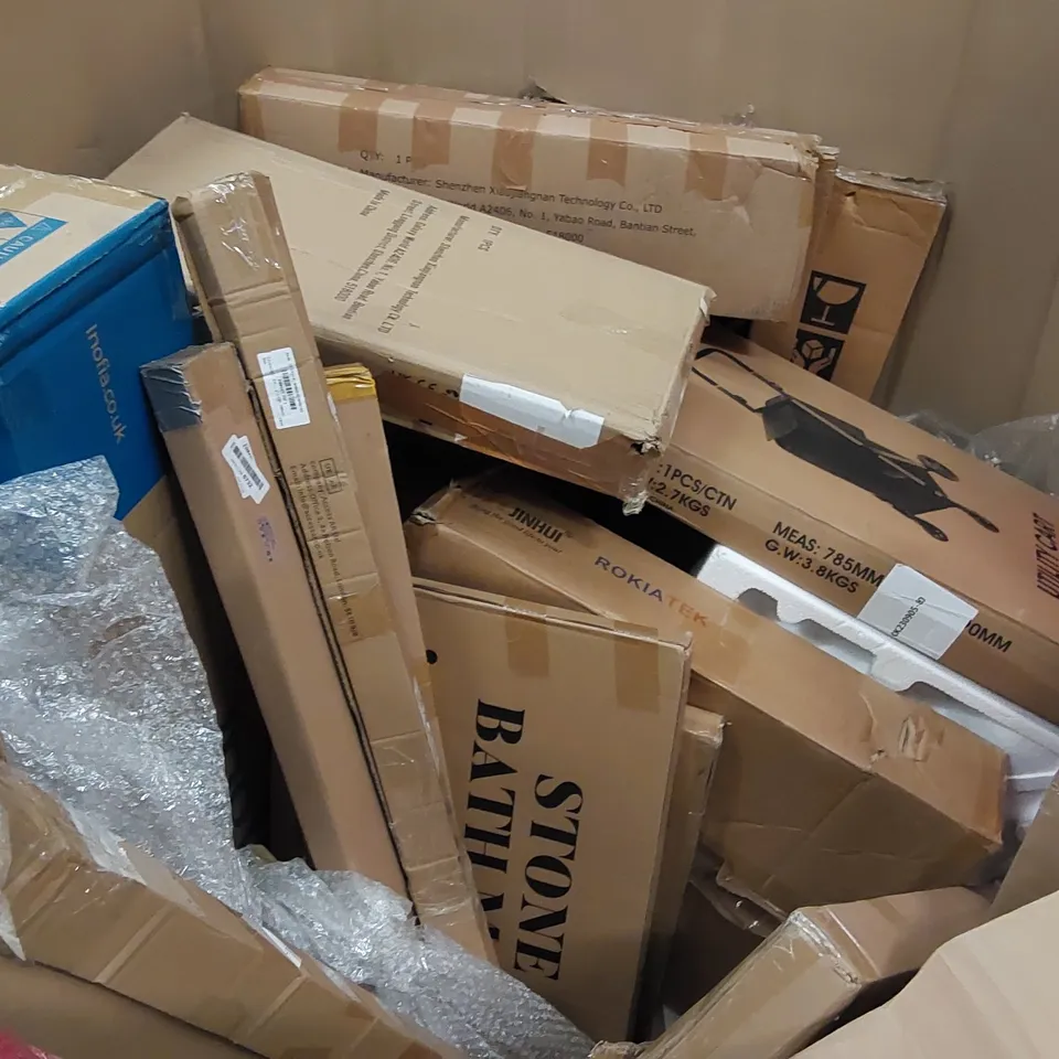 PALLET OF ASSORTED ITEMS INCLUDING: MEMORY FOAM MATTRESS, STEP LADDER, ROOM DIVIDER, COFFEE TABLE, SOFA COVER
