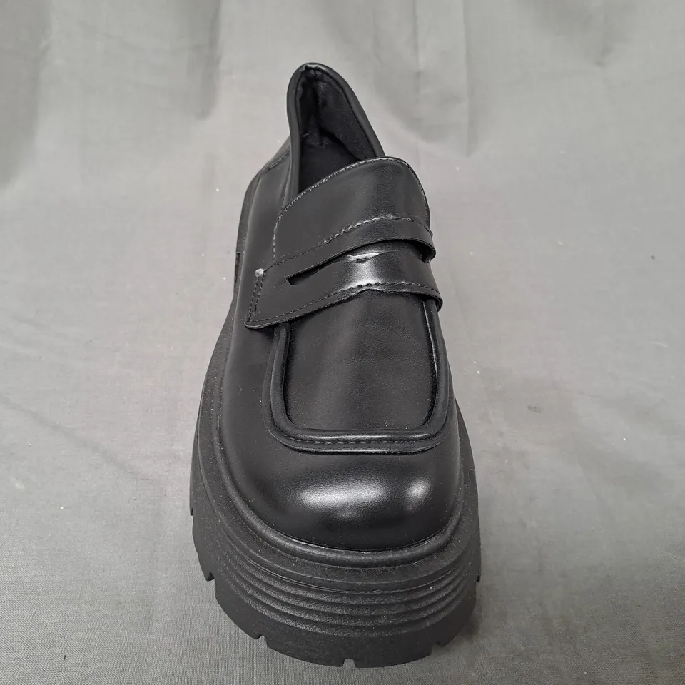 BOXED PAIR OF DESIGNER CHUNKY PLATFORM SHOES IN BLACK EU SIZE 37