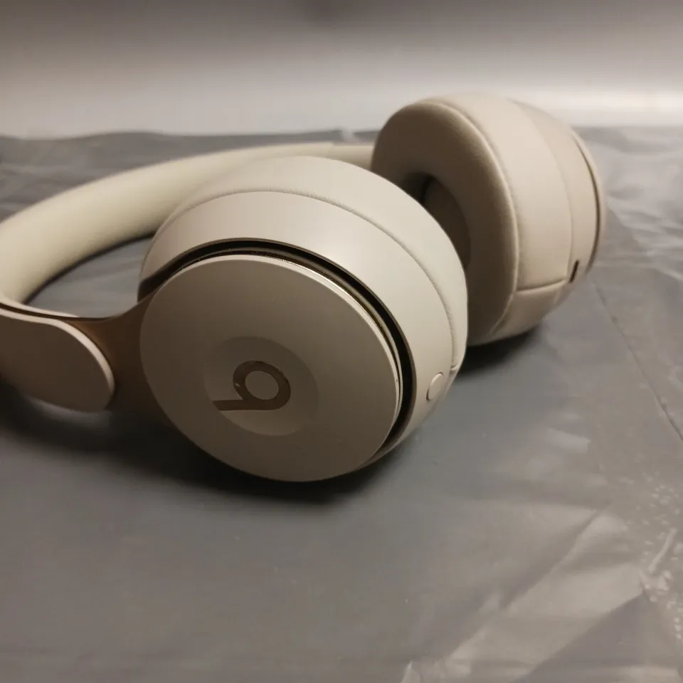 BEATS BY DRE BEIGE WIRELESS HEADPHONES. 