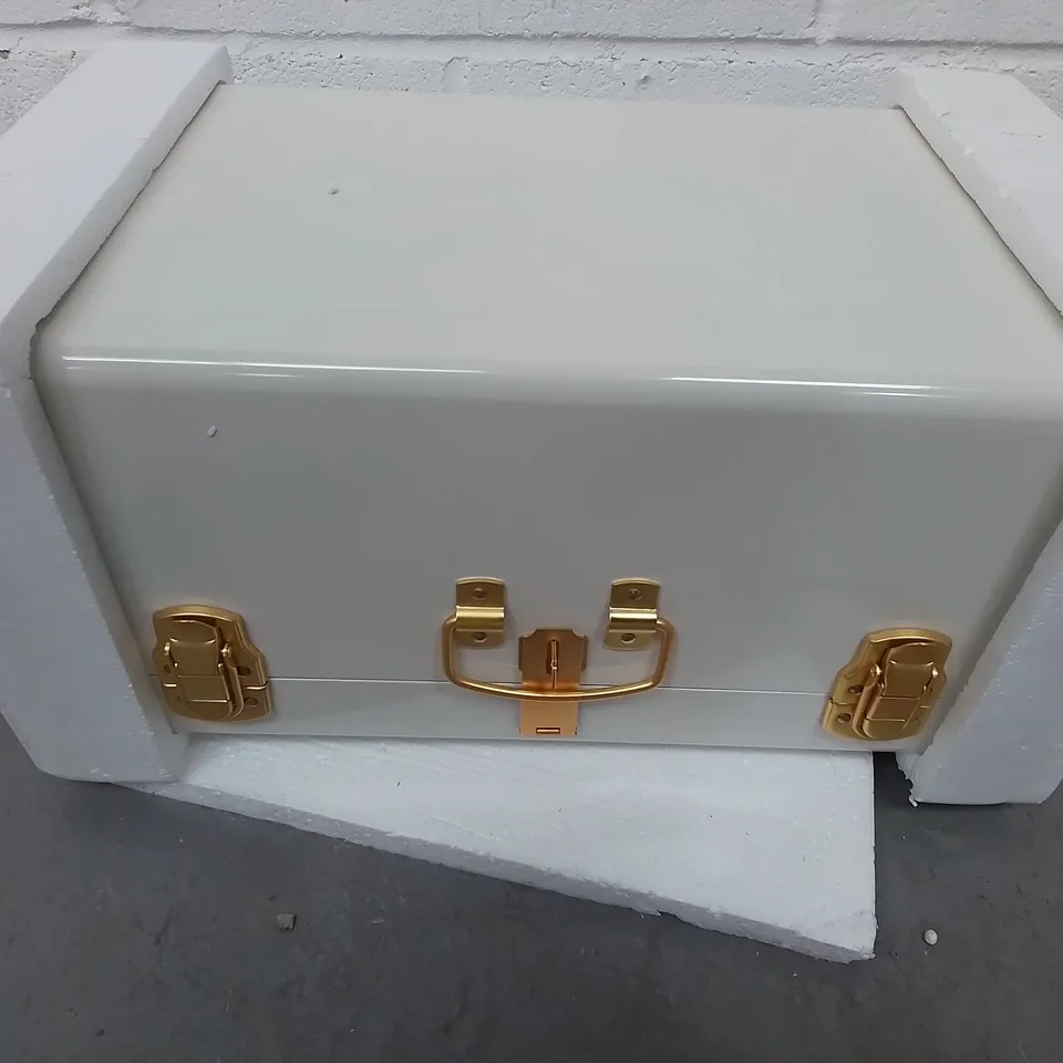 BOXED BUNDLEBERRY BY AMANDA HOLDEN SET OF TRUNKS CREAM