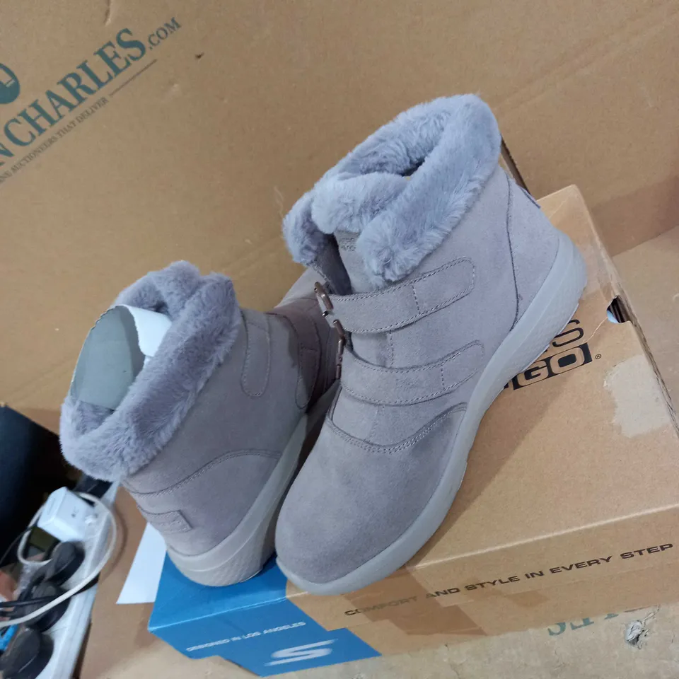 SKETCHES ON THE GO LIGHT GREY BOOTS SIZE 7 
