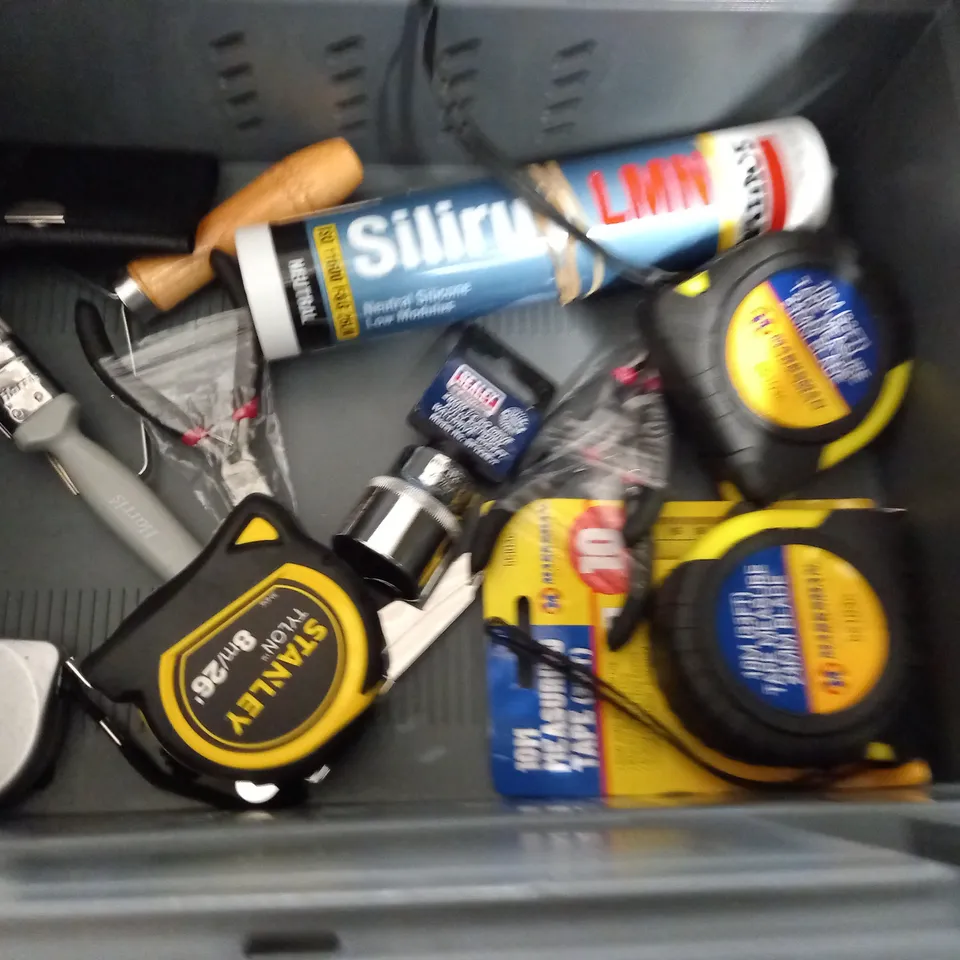 LOT OF ASSORTED TOOLS AND DIY IYEMS TO INCLUDE BOSCH CIRCULAR BLADES AND DRILL BIT SET 