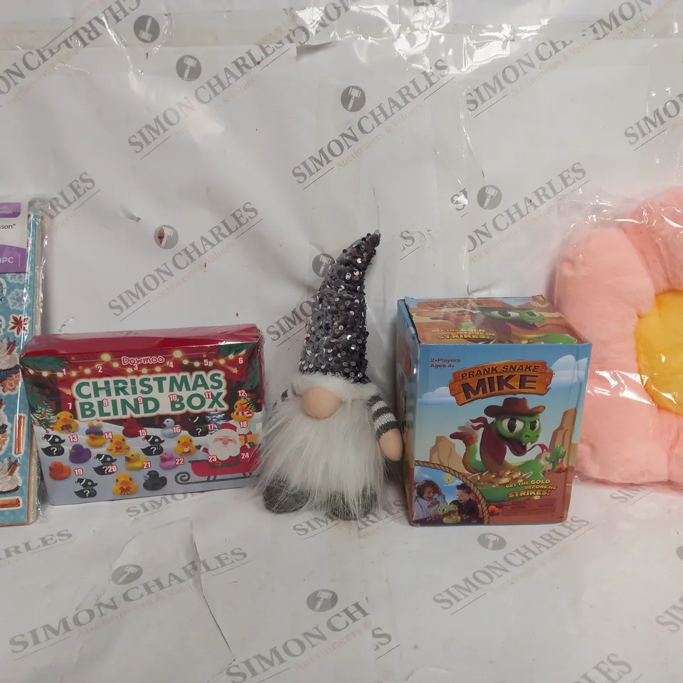 BOX OF APPROX 20 ASSORTED TOYS TO INCLUDE - PRANK SNAKE MIKE - CUSHION SUNFLOWER - CHRISTMAS BLIND BOX ECT