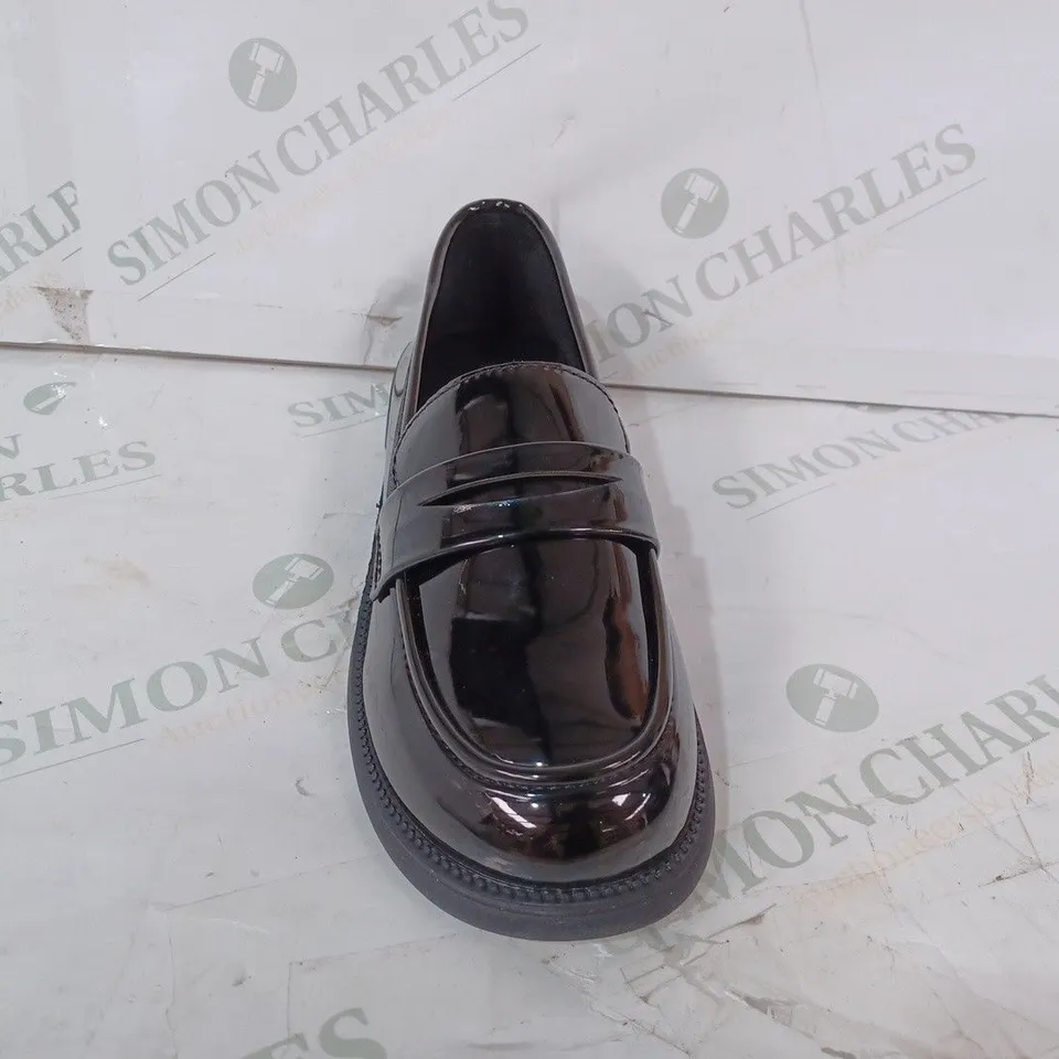PAIR OF DESIGNER SLIP ON SHOES IN GLASSY BLACK SIZE UNSPECIFIED