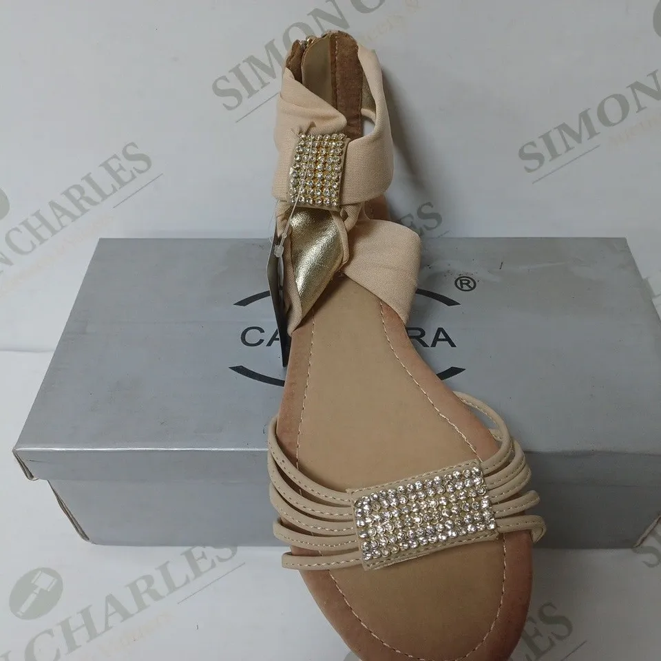 BOXED PAIR OF CASANDRA SANDALS IN BEIGE SIZE 4 