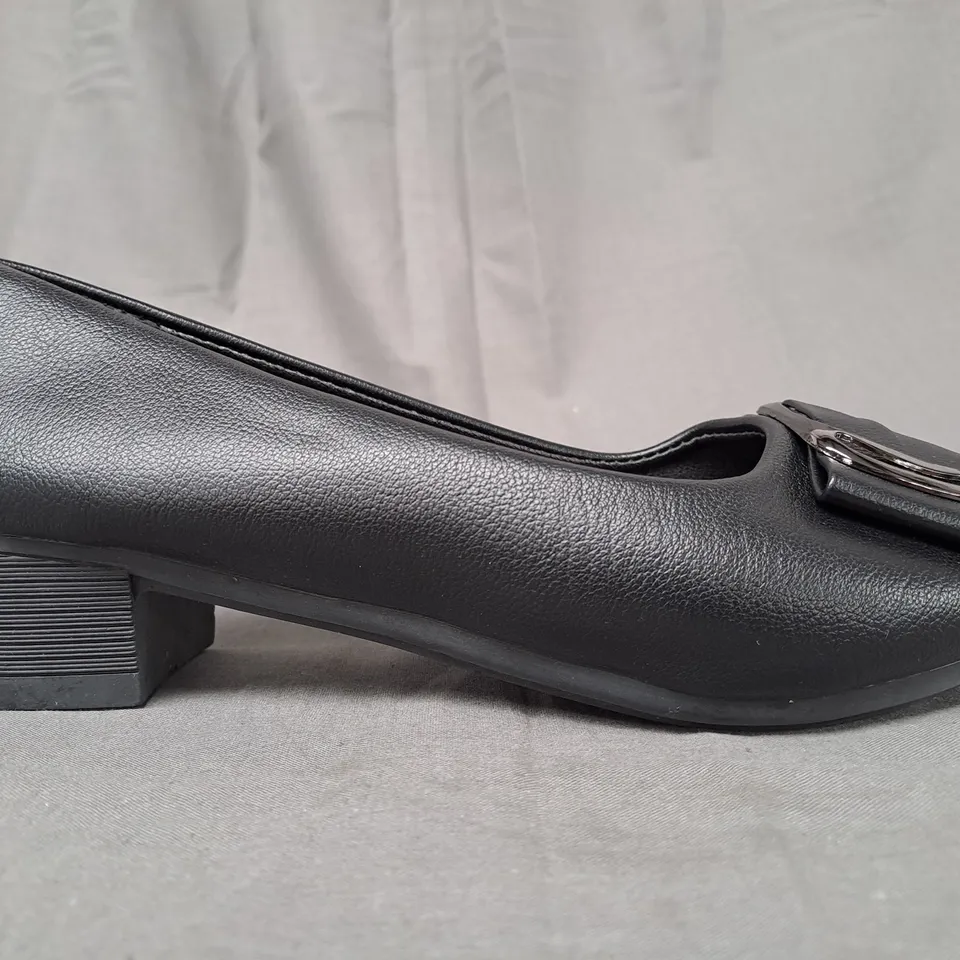 BOXED PAIR OF FENGHONSESON SLIP-ON SHOES IN BLACK EU SIZE 36