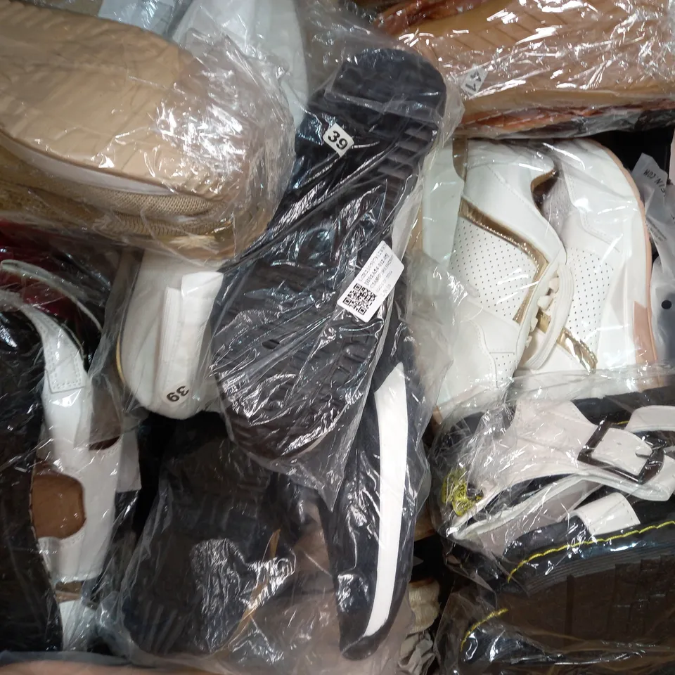 BOX OF APPROXIMATELY 20 ASSORTED PAIRS OF SHOES IN VARIOUS STYLES AND SIZES TO INCLUDE HAVAIANAS, PUMA, NEW LOOK, ETC