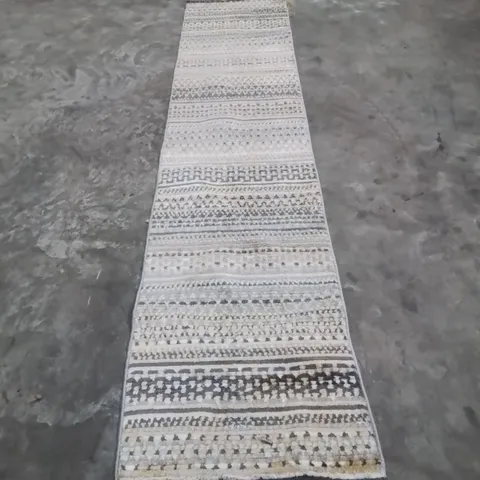 QUALITY DESIGNER AREA RUG - APPROXIMATELY 304X70