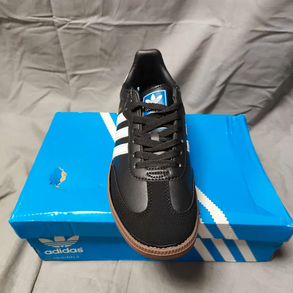 ADIDAS SAMBA VEGAN TRAINERS IN BLACK/WHITE - 7.5 