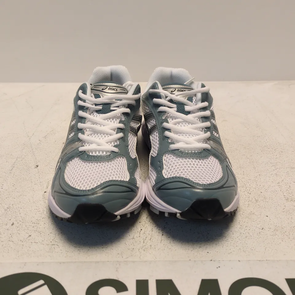 PAIR OF ASICS RUNNING SHOES – UK SIZE 11
