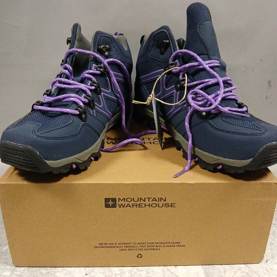BOXED PAIR OF MOUNTAIN WAREHOUSE OSCAR 2 KIDS WALKING BOOTS IN DARK PURPLE SIZE UK 5
