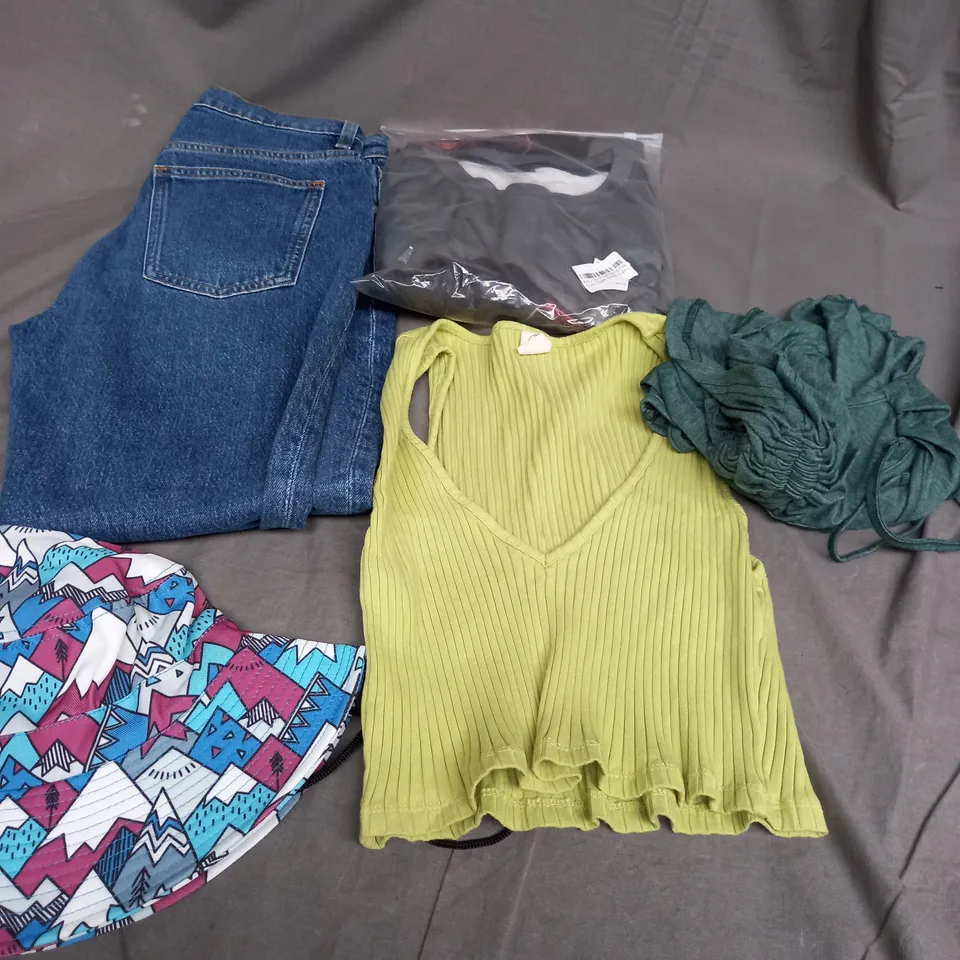 BOX OF APPROXIMATELY 25 ASSORTED CLOTHING ITEMS TO INCLUDE - HAT , JEANS , TOP ETC