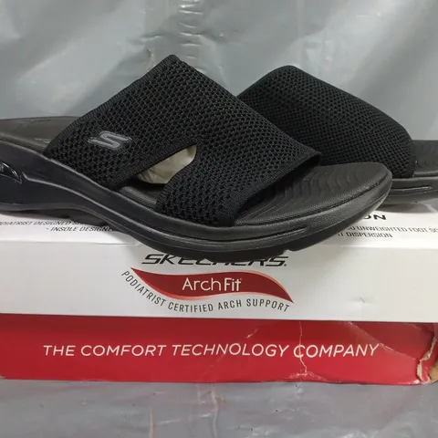 BOXED PAIR OF SKECHERS ARCH FIT SANDALS IN BLACK SIZE 8