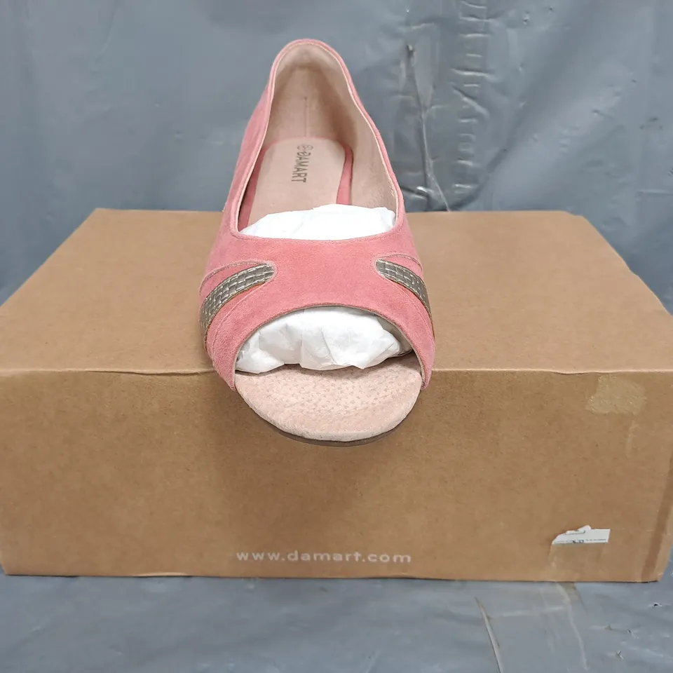 BOXED PAIR OF DAMART PEEP TOE LOW WEDGE SHOES IN PINK/SILVER SIZE 7