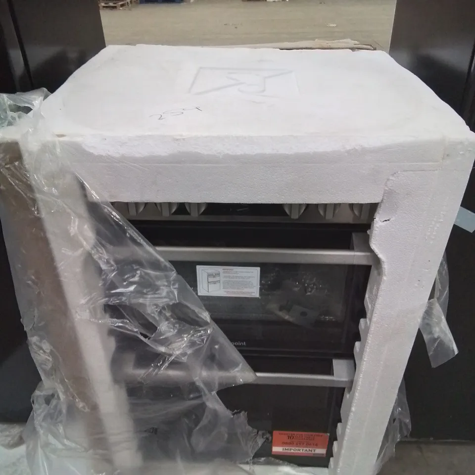 HOTPOINT DOUBLE OVEN AND GAS HOBS IN BLACK AND SILVER HANDLES 