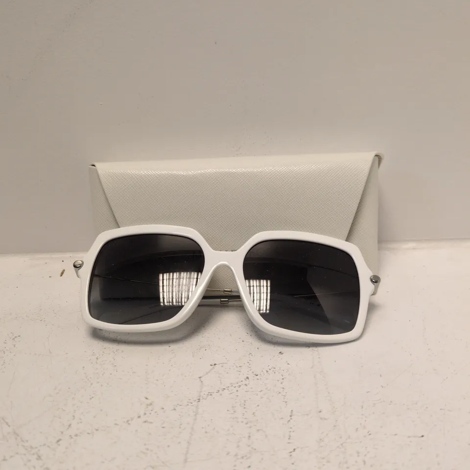 KORS WHITE SUNGLASSES WITH WHITE TEXTURED CASE