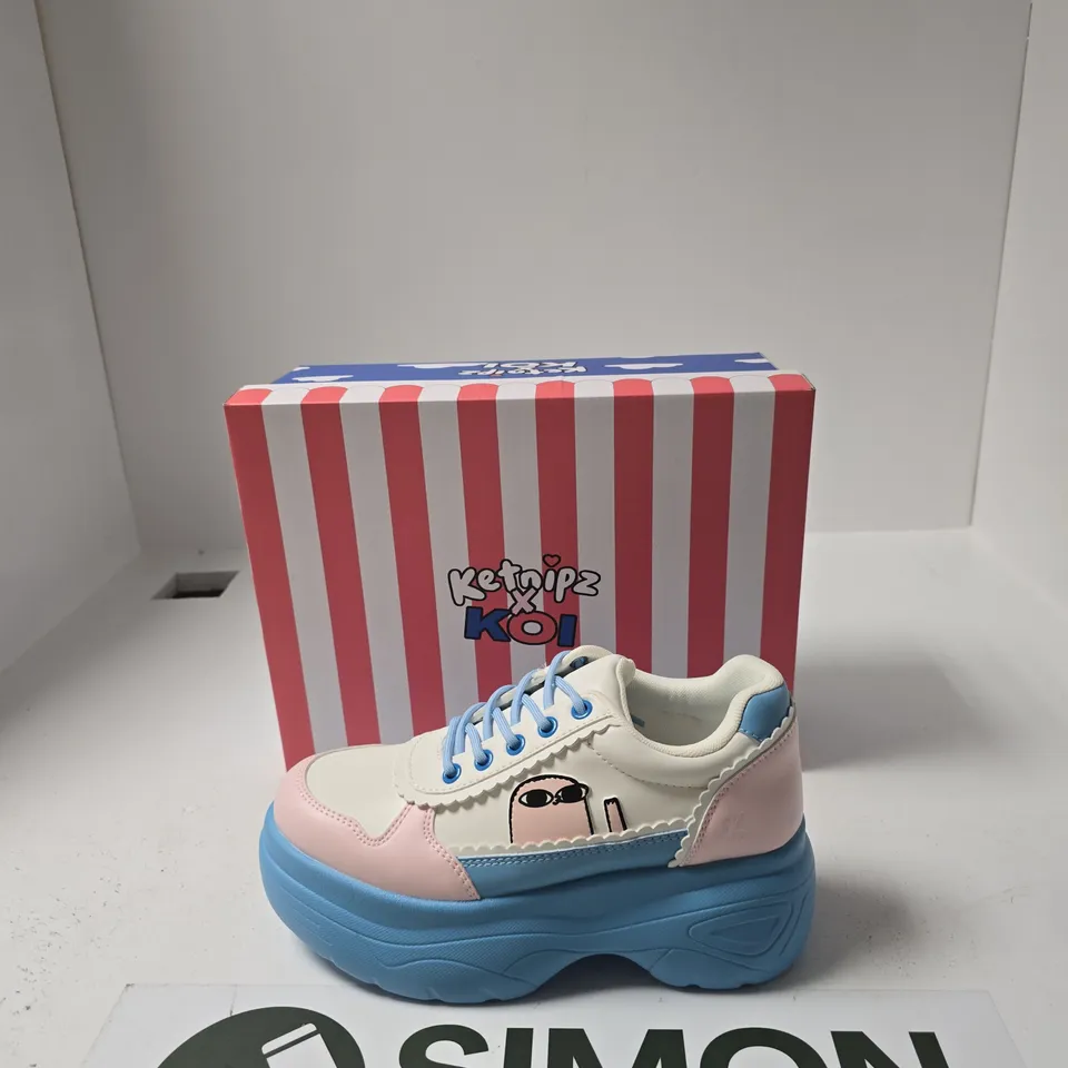 BOXED KETNIPZ X KOI PLATFORM SNEAKERS – WHITE/PINK/BLUE - US 8